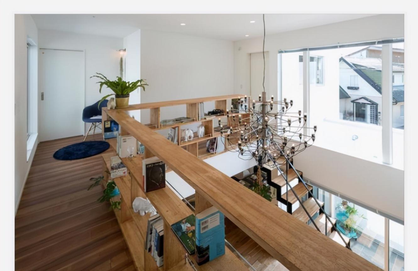 隔板|买复式二楼不装玻璃护栏,横着装一排隔板,既是书桌也能保证安全