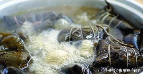 煮粽子直接下锅就“废”了,只有做好这1步,粽子才会软糯香甜