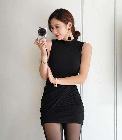 丝袜 小姐姐一身包臀裙配黑丝袜,尤其那性感的耳饰,更是惹人喜欢!