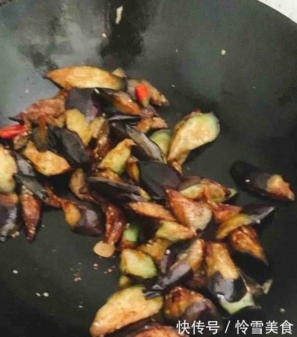 炒茄子还在加酱油？换成“它”，茄子一点不黑，不油更入味