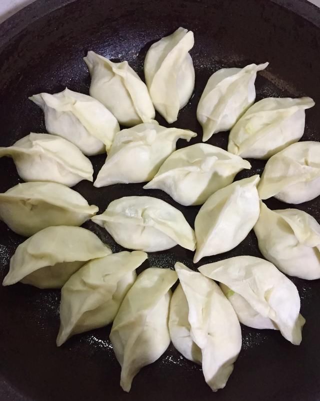 适合|东北特产的大西葫芦,特别适合做“冰花锅贴”几天做一次还吃不够