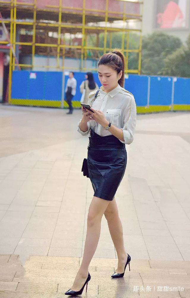 针织连衣裙 脚上穿着浅黄色的渐变高跟鞋,尖头款式与铆钉修饰显得更加有气质