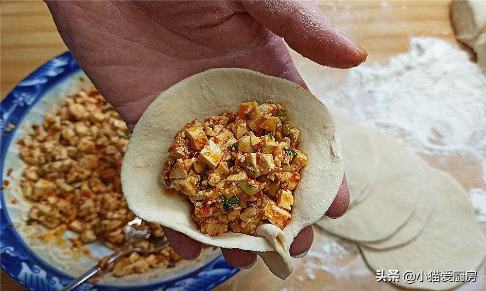 第一次用豆腐做包子,皮薄馅大香辣味美,比肉馅还香,好吃过瘾