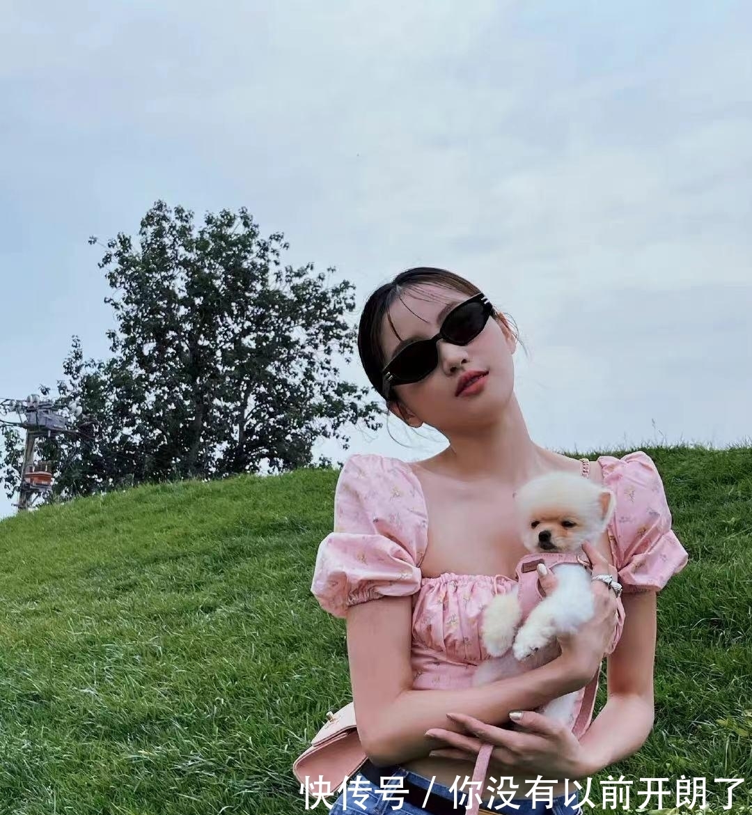 穿搭|林小宅教你夏日穿搭,粉色泡泡袖短上衣配高腰牛仔裤,超显高