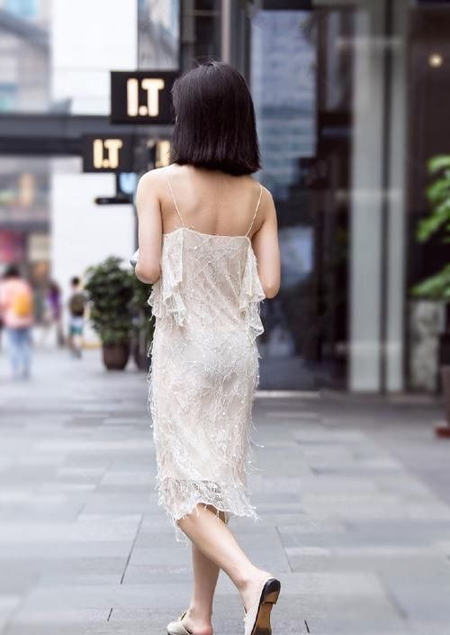 连衣裙的种类有很多|街拍小姐姐身穿一款白色的吊带裙,美得让人心动