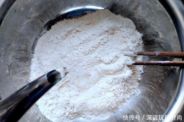 做春饼不用蒸锅，这样做一分钟一张，又薄又软，放三天也不硬