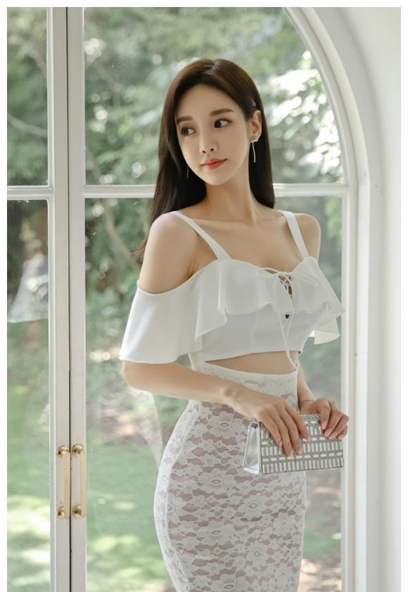 吊带 穿一字肩吊带蕾丝包臀连衣裙的小姐姐, 轻松演绎甜美少女范