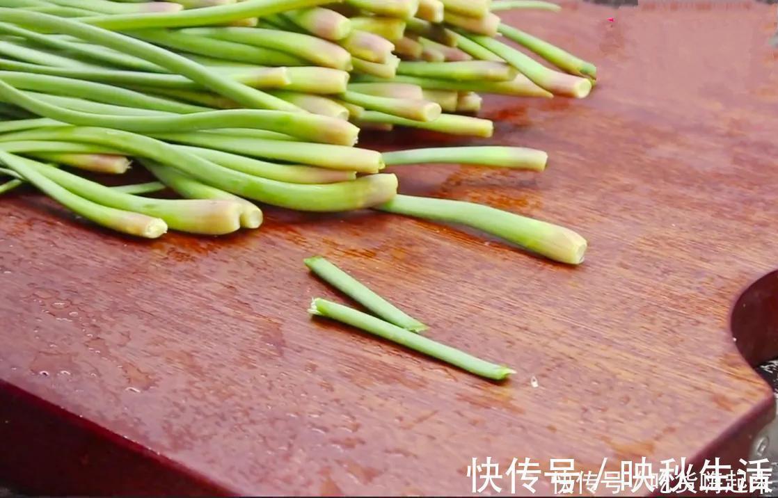 蒜苔的“尾巴”，其实是好东西，很多人当垃圾扔了，不懂吃可惜了