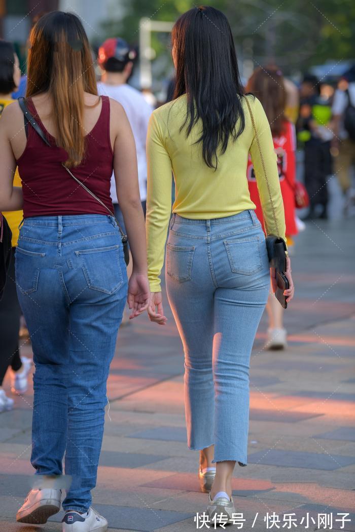 搭配|简单的单品也有魅力,修身打底搭配牛仔裤,穿出性感时尚