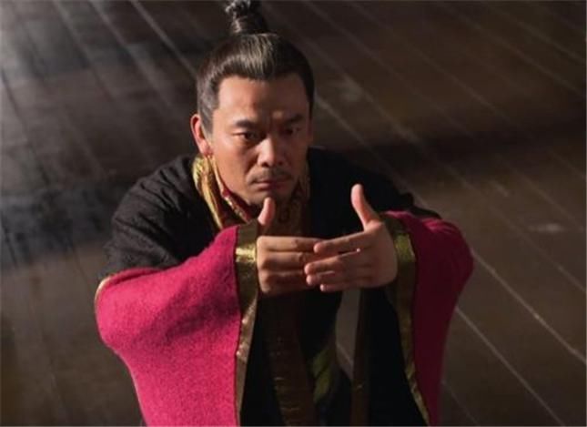 不服|芈月传：秦王死前给了樗里疾一把剑，如果芈月不服，可直接斩杀