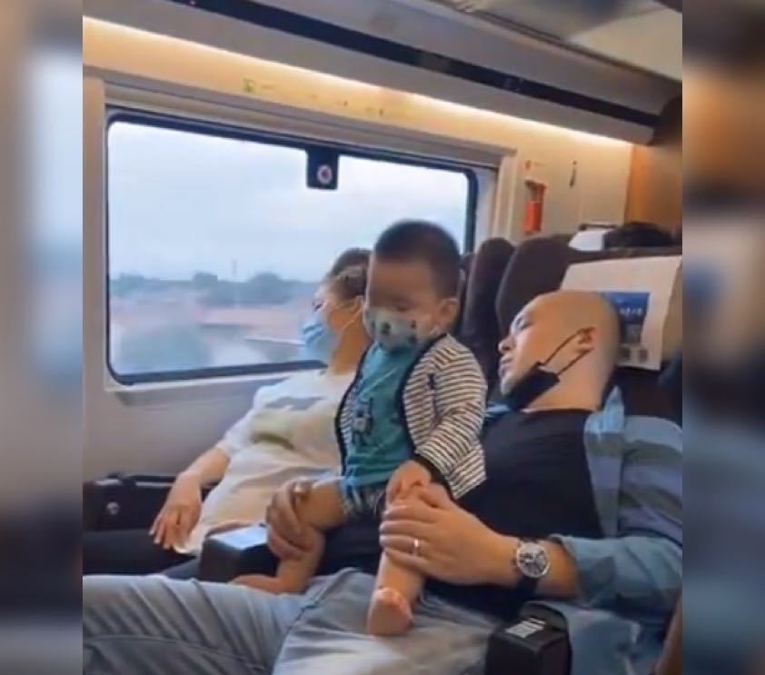 航空管理局|萌娃高铁上替熟睡的爸妈“站岗”火了,网友为这个家付出太多了