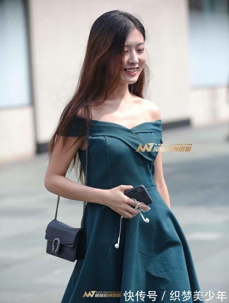 连衣裙|街拍 小姐姐穿蓝绿色露肩连衣裙出街, 宛如一阵清新的海风！