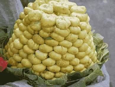  大爷街头卖“黄土豆”又丑又烂1个卖3元，却遭到哄抢