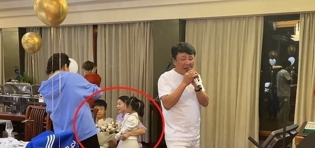 王楠|王楠43岁生日宴现场曝光，抱一双儿女亲热合影，老公献唱却受冷落