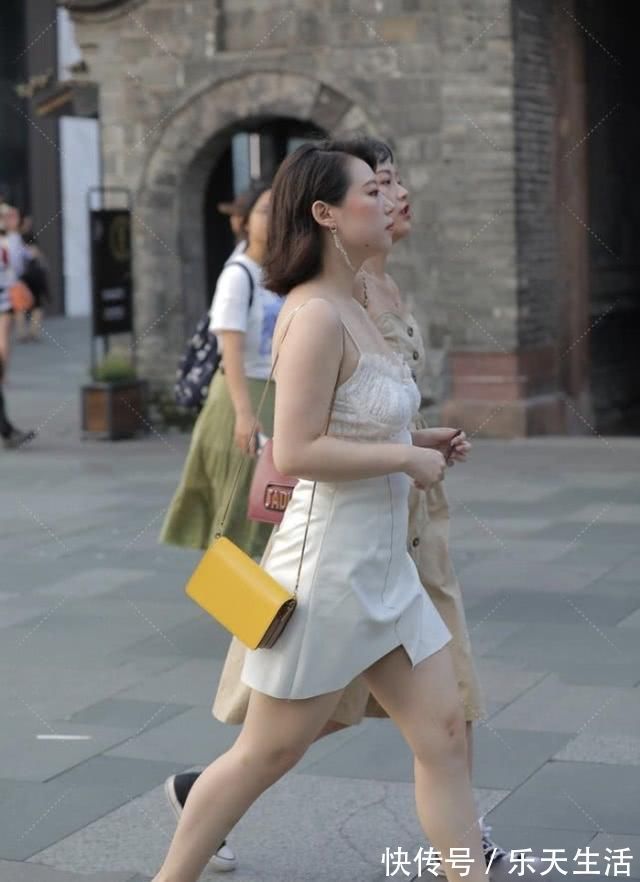 蕾丝|白色连衣裙搭配姜黄色的高跟鞋，“时尚气质”散发的淋漓尽致