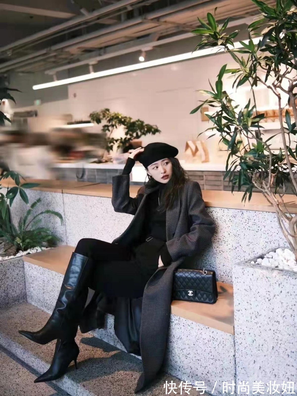 高领 “大衣+高领毛衣”太高级了,保暖又显气质,适合30、40岁的女人