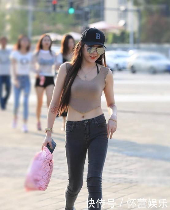 时尚文艺范美女小姐姐,干练性感帅气,身姿曲线优美