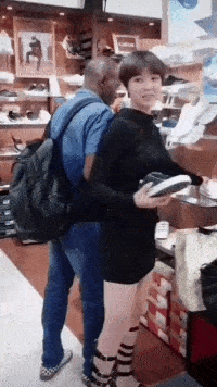 |搞笑GIF:妹子和黑人在一起后学会玩了!