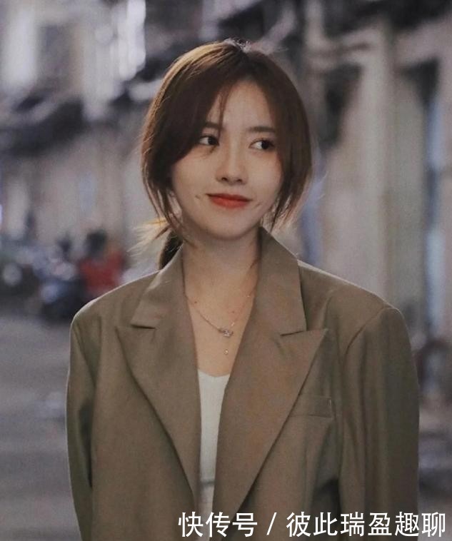 发型|女人过了50岁尽量少烫“大妈卷”,试试这5种发型,时髦显气质