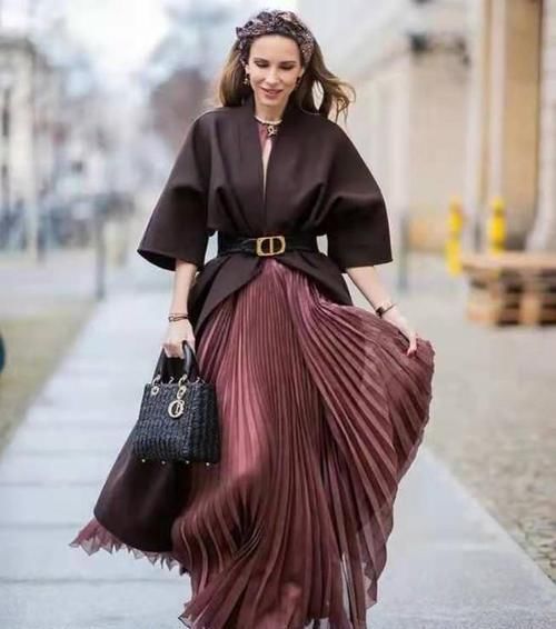 女人不管多大年龄，穿“裙子”别错过这3个颜色，显白百搭还洋气