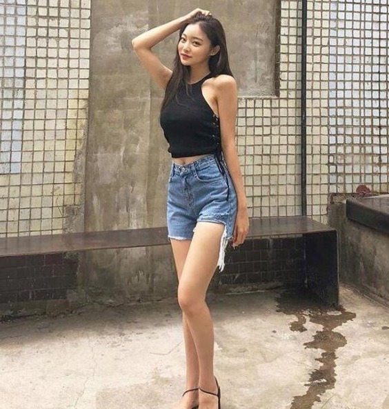 版型 紧身牛仔裤美女,时尚帅气还很有潮流范,还凸显出美好的曲线身材