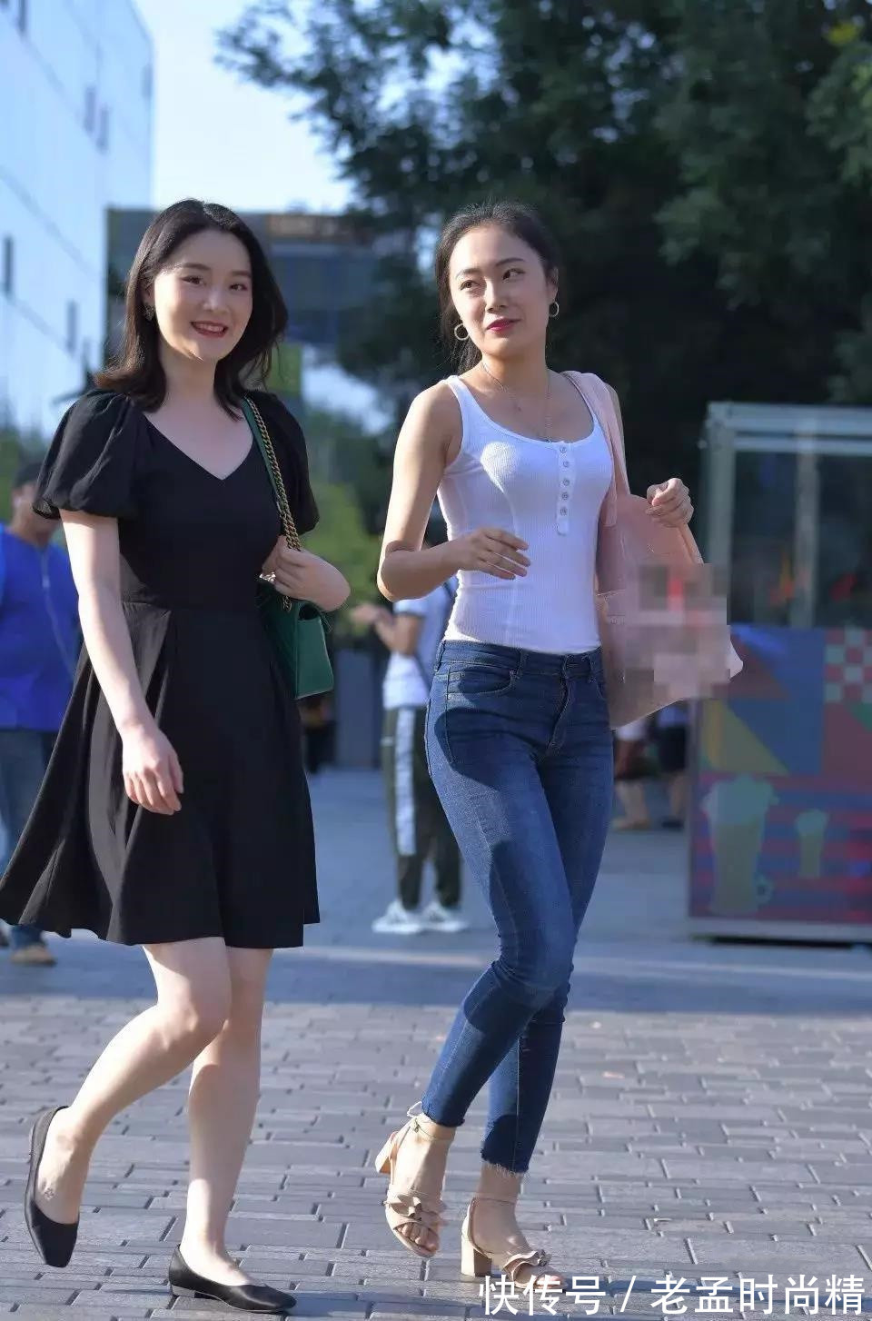 短裙|街拍: 一对时尚靓丽的闺蜜, 黑色连衣短裙美妇, 神似一位明星!