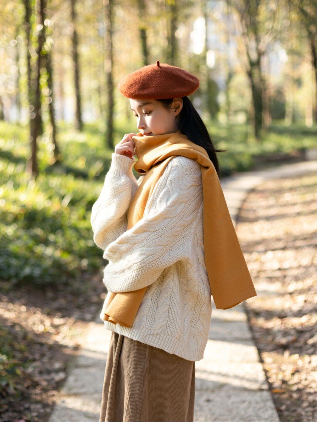 穿搭|冬天想要穿出甜美可爱风,少不了一件米白色毛衣的搭配,搭配卡其色半身裙,更加温柔!