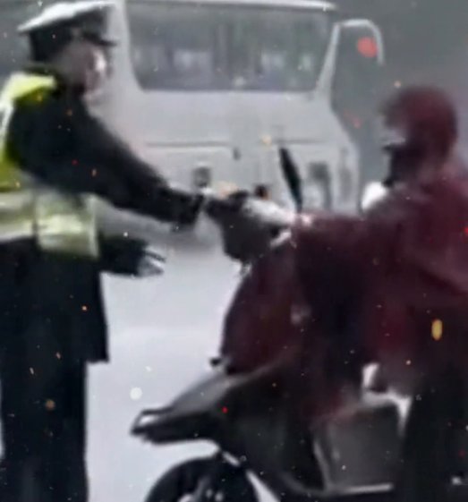 暴雨|推辞不了的爱！交警冒暴雨中执勤，市民骑电车冒雨送伞