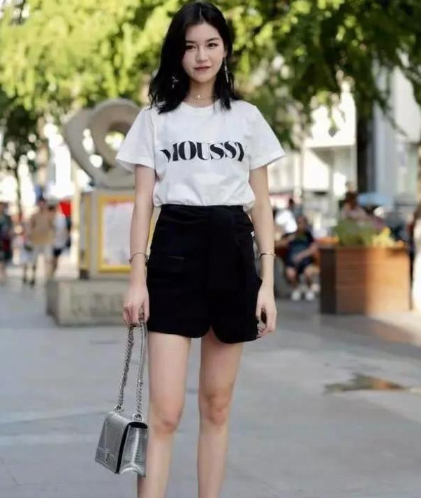 街拍:成熟有气质的美女,秀发飘逸,甜美可爱