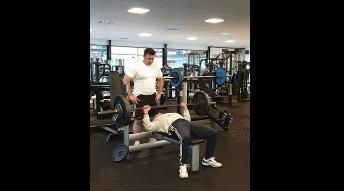 爷爷|76岁肌肉爷爷人老魅力大身边美女如云,还带小情人健身