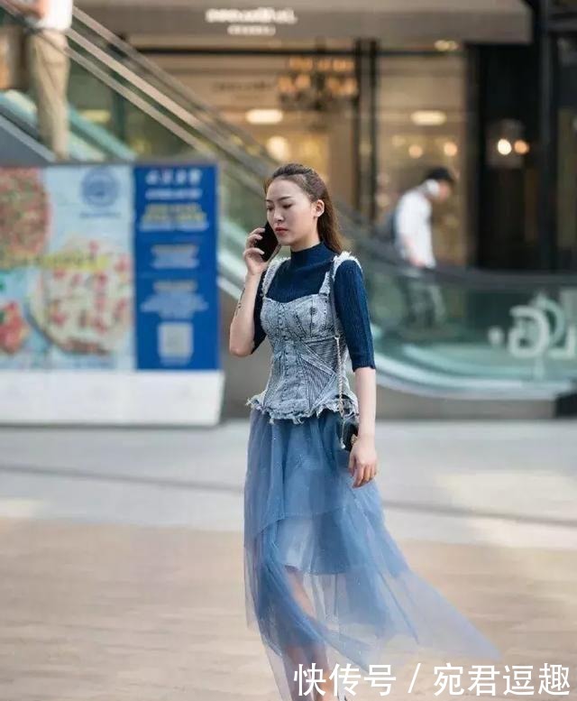 造型|街头美女的穿搭有何不同?造型简单,却展现不一样的气质
