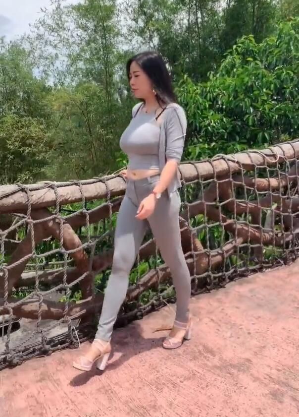 街拍小姐姐,百搭的紧身牛仔裤形象,一个侧颜杀让人难以忘怀