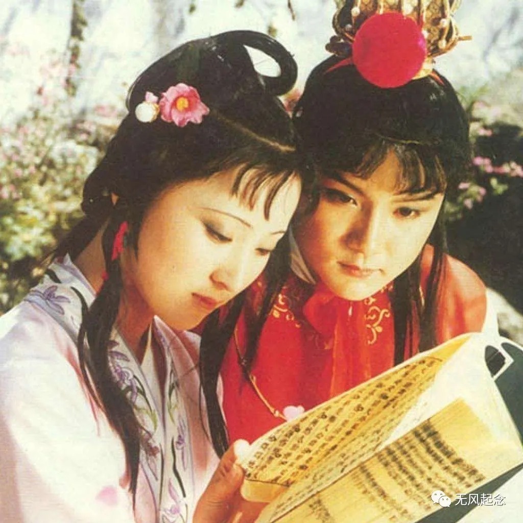 林妹妹&贾宝玉明明喜欢林黛玉,为什么看到薛宝钗的胳膊之后,却呆住了?