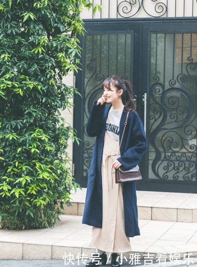  优雅|大衣下面不一定要搭裤子，今年流行“大衣+半身裙”，优雅显高级