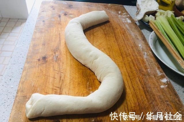 花卷这样做一点不费事，只需一根筷子轻松搞定好看形状，松软好吃