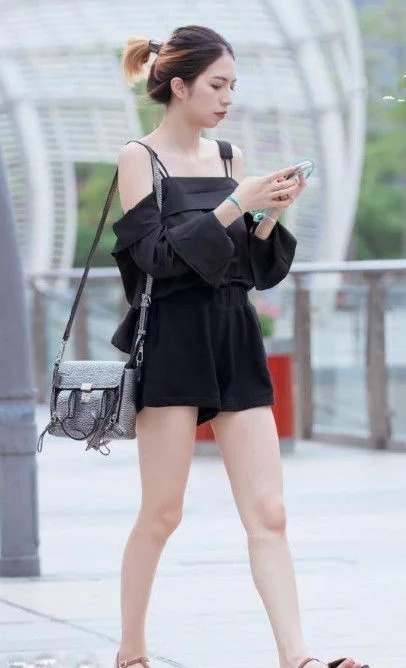 街拍：小姐姐穿着打扮将身材比例彰显得非常完美，甜甜的少女感十足