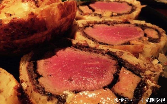 威灵顿牛排到底有多牛?大厨一刀切开后,太惊艳了!