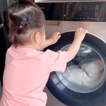 洗衣机|宝宝发现被子被洗了，气得直跺脚，无奈之下的决定把奶奶萌到了