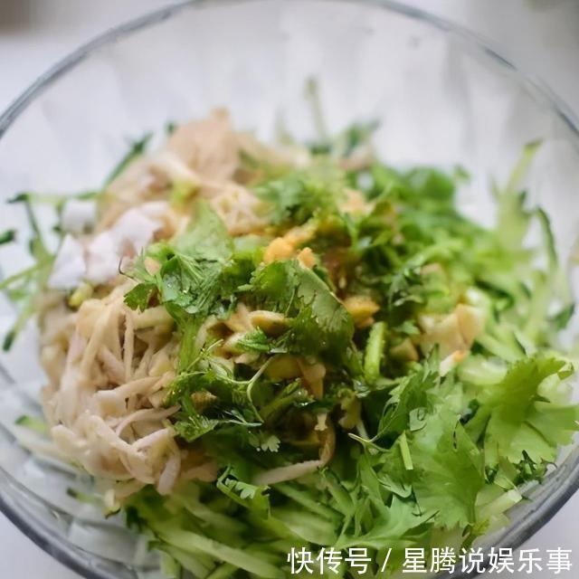 小米辣|不炒不煮不蒸，教你金针菇能让人吃上瘾的做法