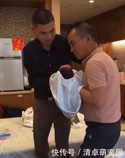 爷爷|爷爷嫌宝爸抱娃像“端菜”,自己抢过来抱时,宝妈:刀口差点笑开