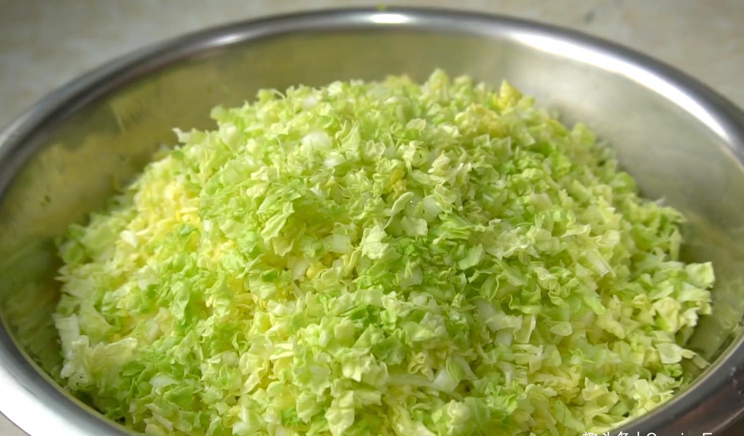  简单|白菜简单做，不发面不烫面，一折一卷就搞定，比包子还好吃！