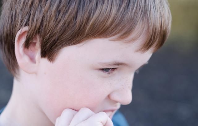 医生|小时候爱啃指甲的娃,长大会怎么样医生直言大概是这两种结局