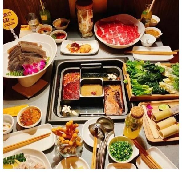 陈赫开店翻车后，郑恺被央视怒批，为啥明星都钟情开火锅店？