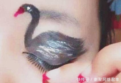 眼皮|女子在眼皮画出黑天鹅,当她眨眼睛的时候,美丽动人