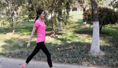 22岁的胖女孩走路减肥,三个月就瘦了20磅,