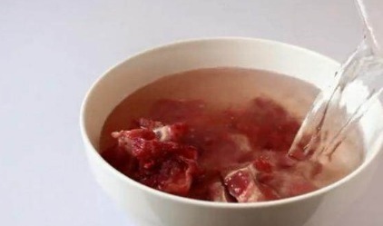 排骨别再用开水焯了，往水里放点它，血水和脏东西自动跑出来！