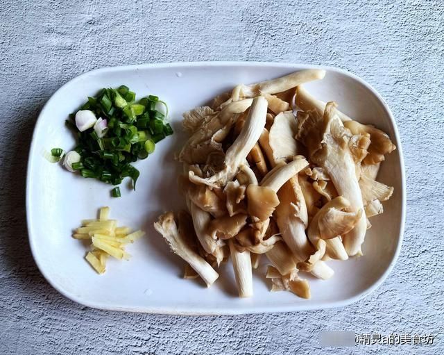 蘑菇|天凉了，适合早餐喝的汤，2样食材一起煮又鲜又香，家人很满意