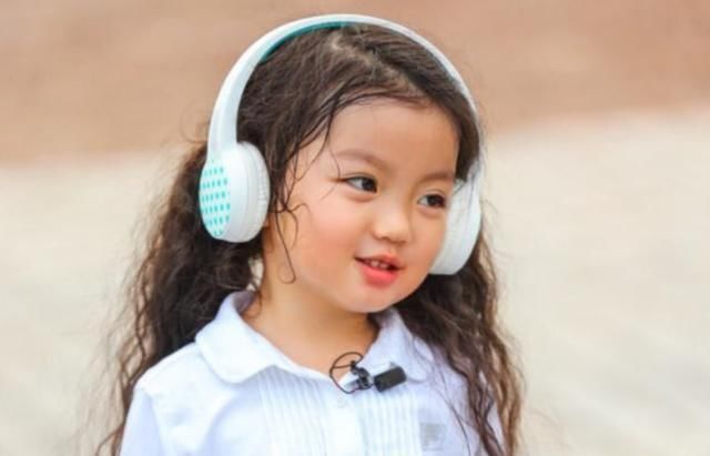 神犬小七|还记得4岁走红的阿拉蕾吗?现在被父母过度消费后,9岁长成这样