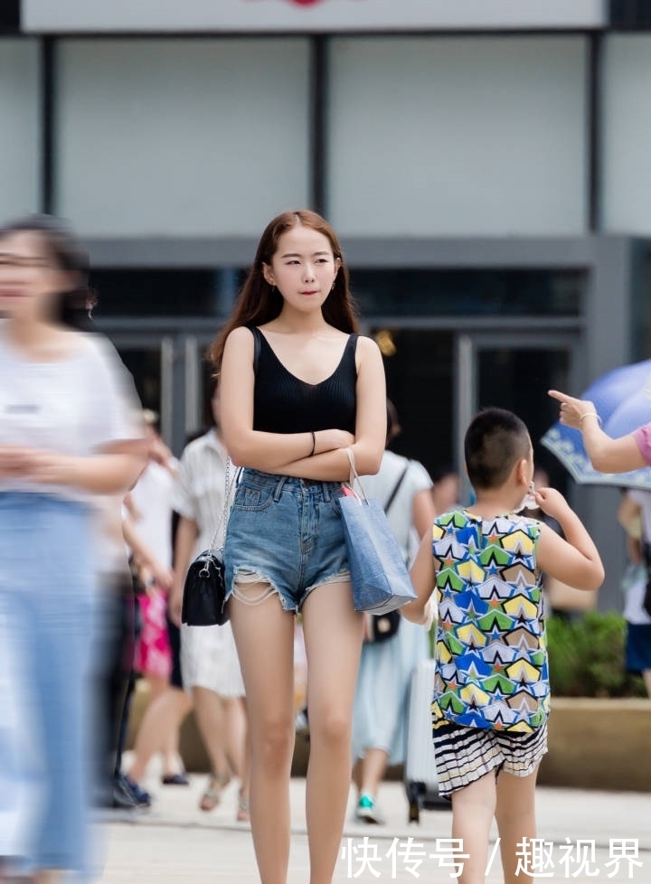 热裤|街拍:乞丐牛仔热裤,跟大长腿更配哦!