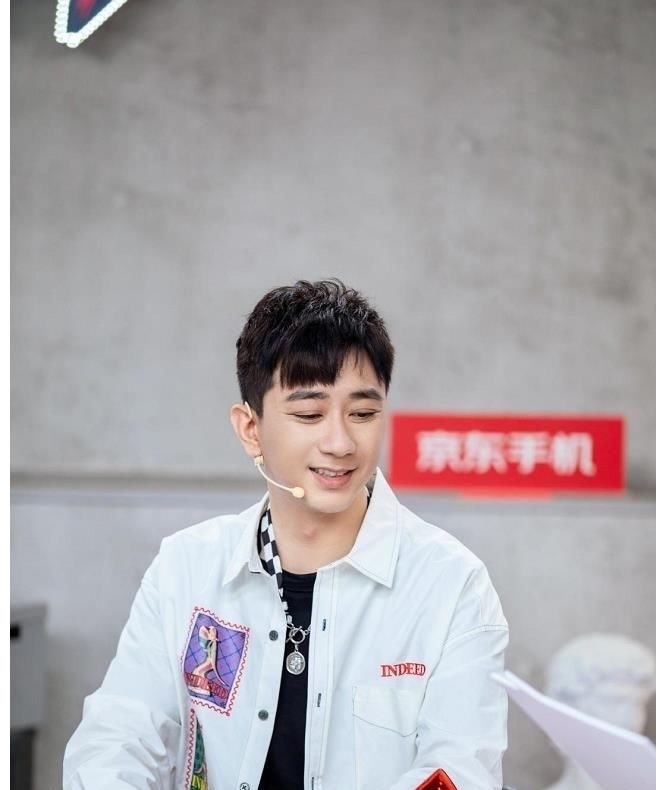 主持風格|《Phone狂制噪吧》播出 王自健式主持風格引網友期待